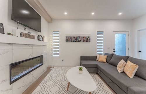 Hillhurst House | DESIGNER 4 BD Showhome/10 Mins DT w/Garage & Fireplace