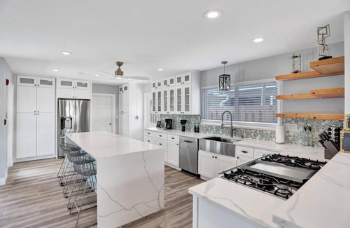 Cypress Lakes Villa | Designer 6 Bedroom | Game Room | 10 Min To Beach!