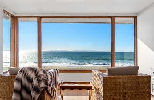 Oxnard Shores House | Designer Beachfront Villa in Oxnard Shores.