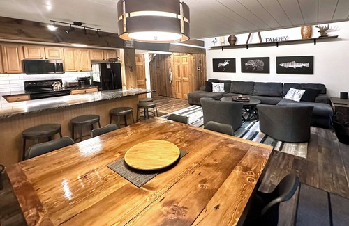 Lake Harmony House | Designer Cabin 3-Min Walk to Exclusive Lake Club! 2-Min Drive to Ski Lifts!