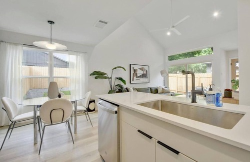 Gracywoods House | Designer Central Austin Home | Close to Domain/Q2