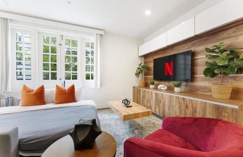 Downtown Vancouver Apartment | Designer Cozy Condo in Vibrant West End Downtown