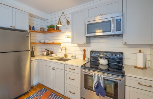 West End House | Designer decorated in an amazing central location w/rooftop deck!