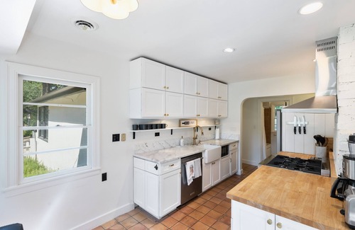 St. Helena House | Designer Downtown Saint Helena Home. Walking Distance to Downtown!