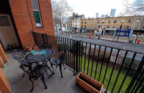 Oval Apartment | Designer Flat Opposite Oval Tube 10 min to Big Ben
