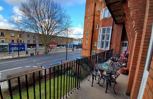 Oval Apartment | Designer Flat Opposite Oval Tube 10 min to Big Ben