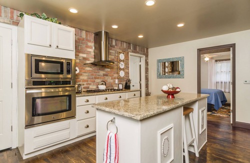 Dahlonega House | Designer Getaway - Hot Tub/4 Minutes to Dahlonega/2-Bedrooms/Dog Friendly!