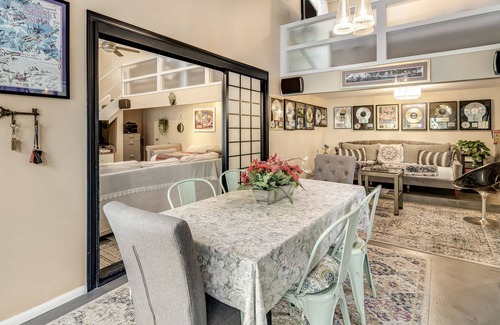 Calabasas Cottage | Designer guest house with pool & spa, patio - dog-friendly