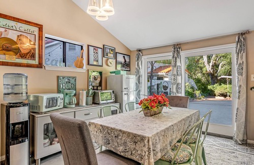 Calabasas Cottage | Designer guest house with pool & spa, patio - dog-friendly