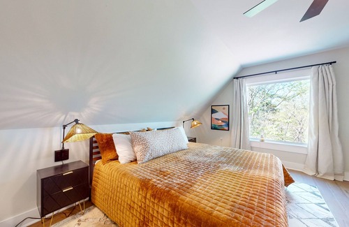 Clarkesville Cabin | Designer hideaway in secluded location w/ amazing mountain-forest-view-Dogs ok