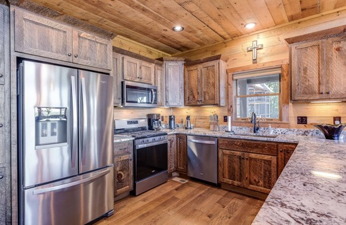 Aska Cabin | Designer hideaway with mountain-view decks, hot tub, pool table & fireplaces