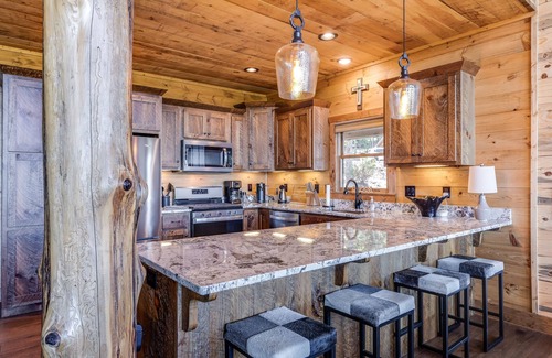 Aska Cabin | Designer hideaway with mountain-view decks, hot tub, pool table & fireplaces