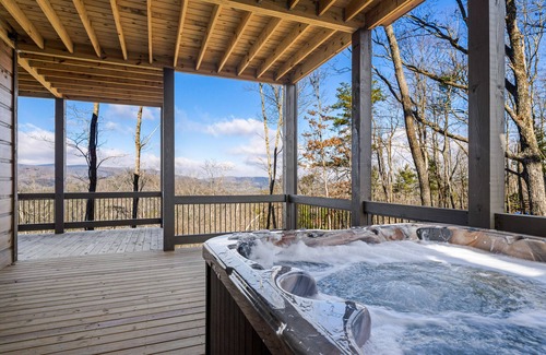 Aska Cabin | Designer hideaway with mountain-view decks, hot tub, pool table & fireplaces