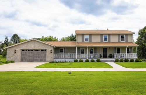 Holcomb House | Designer Home, Hot Tub, King Suite, Game Room
