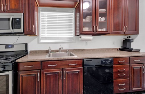 Southeast Yonkers House | Designer Home 3BR Retreat mins to NYC H1