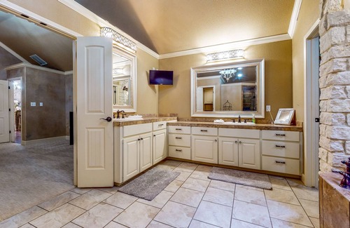 Lubbock House | Designer Home - Private Pool, Pool Spa, Outdoor Kitchen, Office, Dog-Friendly
