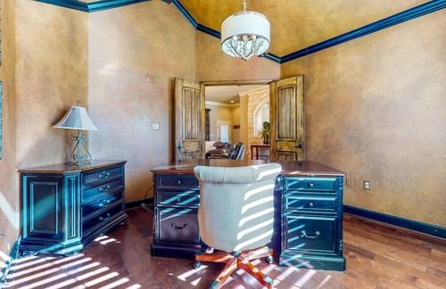 Lubbock House | Designer Home - Private Pool, Pool Spa, Outdoor Kitchen, Office, Dog-Friendly