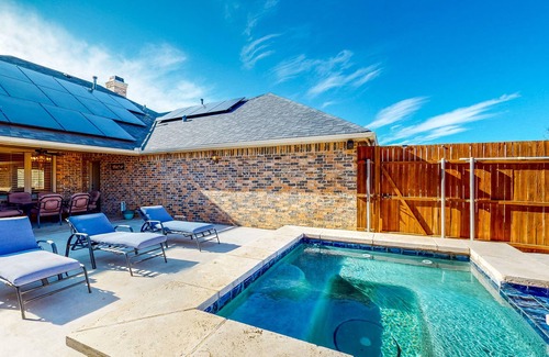 Lubbock House | Designer Home - Private Pool, Pool Spa, Outdoor Kitchen, Office, Dog-Friendly