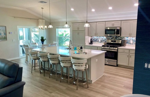 Wildwood House | Designer Lakeview 3-BR Home w Heated Pool & Golf Cart