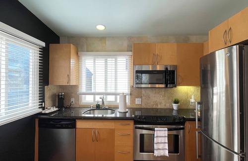 South Mission Beach Condo | Designer oceanic oasis, 1house away from boardwalk, AC, Parking