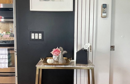 South Mission Beach Condo | Designer oceanic oasis, 1house away from boardwalk, AC, Parking