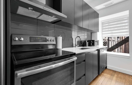Old Montreal Apartment | Designer Penthouse|2-Level Loft w/Brick Charm+Free Parking