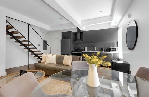 Old Montreal Apartment | Designer Penthouse|2-Level Loft w/Brick Charm+Free Parking