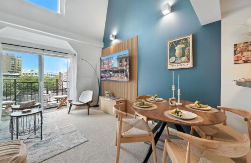 Belltown Apartment | Designer Penthouse Space Needle View & Walk to Everything