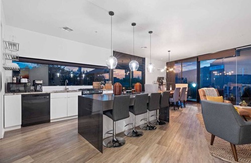 Central East Austin Condo | Designer Penthouse Suite, East Downtown Austin