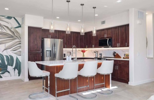 Kamuela House | Designer Remodel | Kings + Sunset + Murals + Aloha