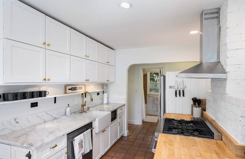 St. Helena House | Designer Saint Helena Home! Easy Walk to Downtown!