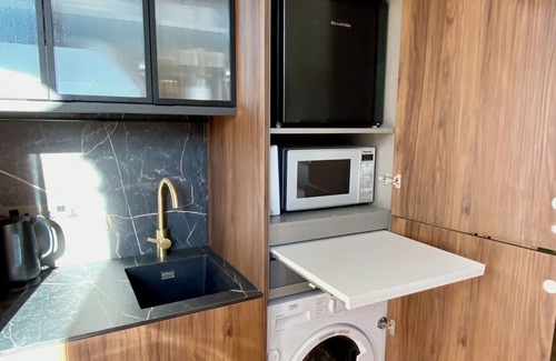 Shepherd's Bush Apartment | Designer Studio with Patio in Trendy W12