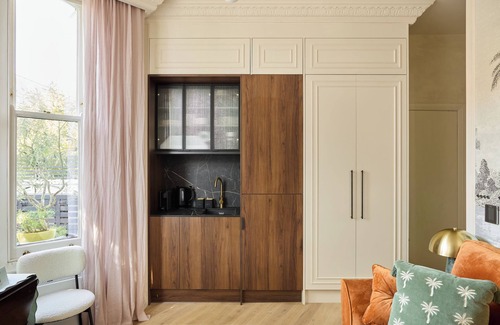 Shepherd's Bush Apartment | Designer Studio with Patio in Trendy W12
