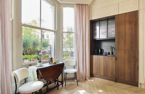 Shepherd's Bush Apartment | Designer Studio with Patio in Trendy W12