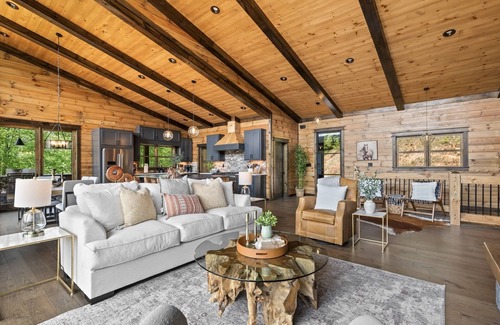 Raccoon Ridge Cabin | Designer Touch, Mesmerizing Views, HotTub, Games