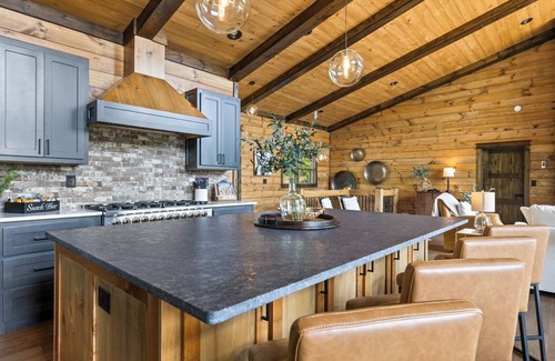 Raccoon Ridge Cabin | Designer Touch, Mesmerizing Views, HotTub, Games
