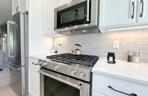 Arundel Cottage | Designers Dream Home with Pool!