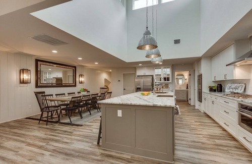 Grapevine House | DESIGNERS LUXURY HOME by Gaylord/Lake Grapevine/Slps 24/POOLHOT TUB/DFW Airport