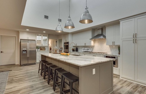 Grapevine House | DESIGNERS LUXURY HOME by Gaylord/Lake Grapevine/Slps 24/POOLHOT TUB/DFW Airport