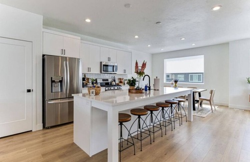American Fork Apartment | Desk|WiFi|Two Car Garage