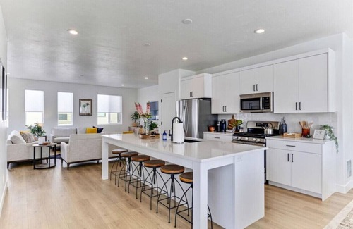 American Fork Apartment | Desk|WiFi|Two Car Garage