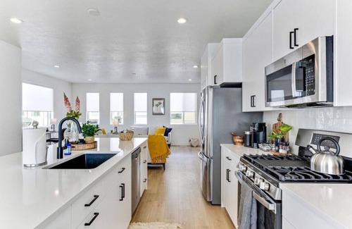 American Fork Apartment | Desk|WiFi|Two Car Garage