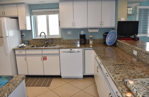 Destin Condo | Destin Gulfgate 401 -XLG 2 BR -Sleeps 8 -Beach Front - End Unit