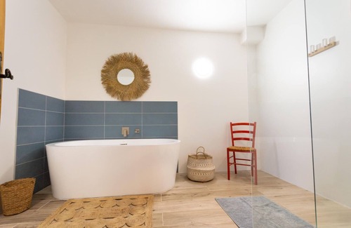 Aups Other | Detached 200m2, 5 bedroom Mas, heated pool 15 x 5m, air con, 5000m2 gardens