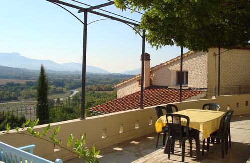 Theze House | Detached 3-star village house overlooking the Durance river.