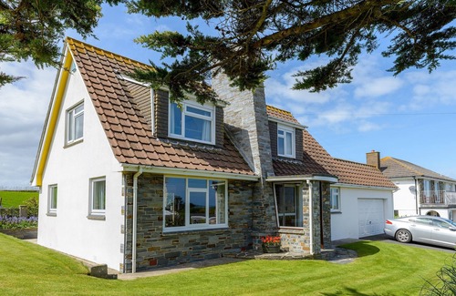 Harlyn House | Detached 4 Bedroom House with Stunning sea views just 200 meters from the beach