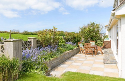 Harlyn House | Detached 4 Bedroom House with Stunning sea views just 200 meters from the beach