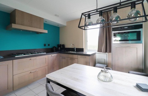 Makkum House | Detached 4-person Solo bungalow with a bathtub, spacious yard, and patio at Beach Resort Makkum on the IJsselmeer.