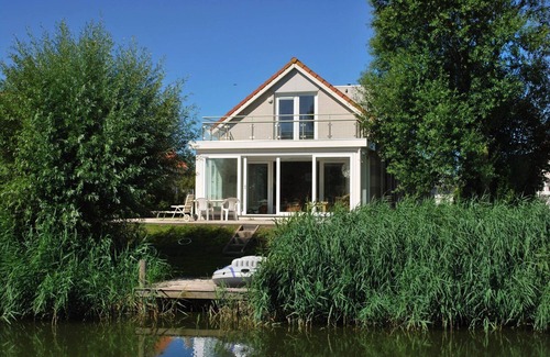 Makkum House | Detached 4-person Solo bungalow with a bathtub, spacious yard, and patio at Beach Resort Makkum on the IJsselmeer.