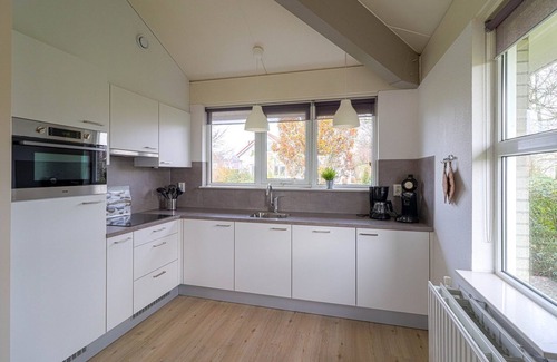 Makkum House | Detached 4-person Star bungalow with bathtub, jetty, and spacious yard at Beach Resort Makkum on the IJsselmeer.